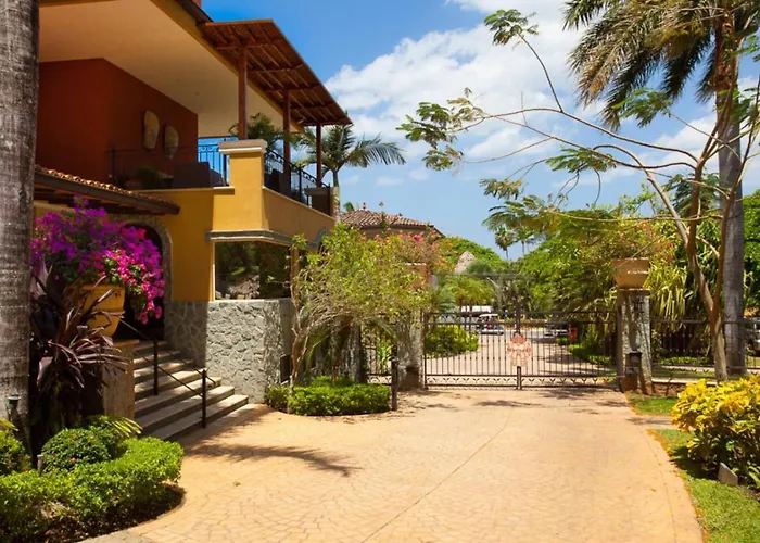 La Diria, Location, Walk To And Shops *